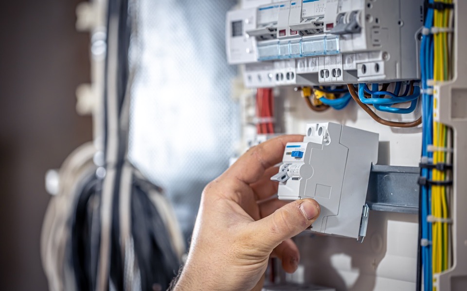 Électricien en intervention d'urgence sur un tableau électrique
